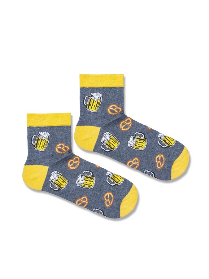 Men's Pints of beer & pretzels pattern short...